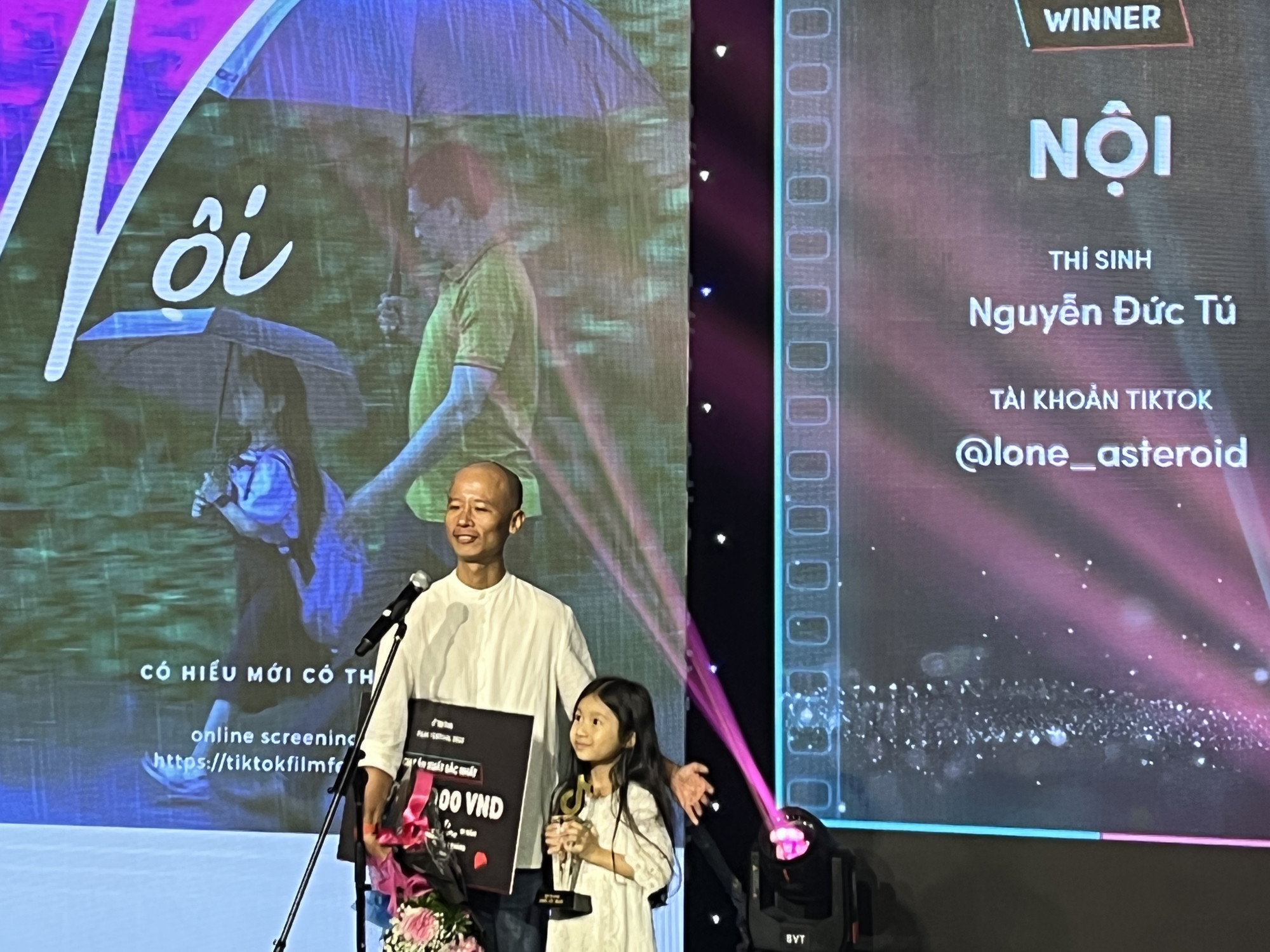 Biên kịch-đạo diễn Nguyễn Đức Tú và diễn viên nhí 7 tuổi Lê Gia Hân nhận giải Kịch bản xuất sắc