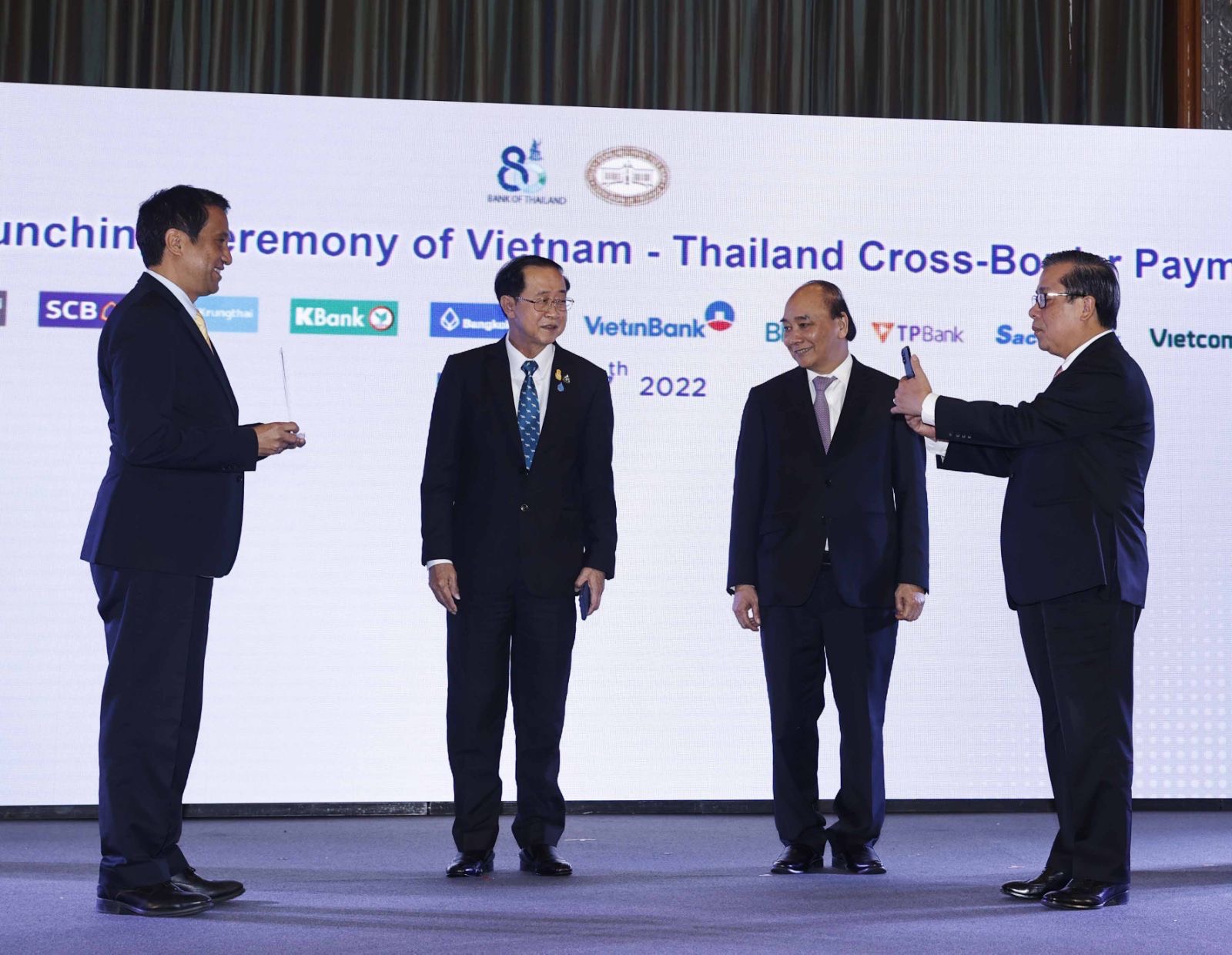 Chủ tịch nước Nguyễn Xuân Phúc và Bộ trưởng Bộ Tài chính Thái Lan chứng kiến Lễ công bố kết nối thanh toán bán lẻ ứng dụng mã phản hồi nhanh (QR code) giữa Việt Nam  – Thái Lan