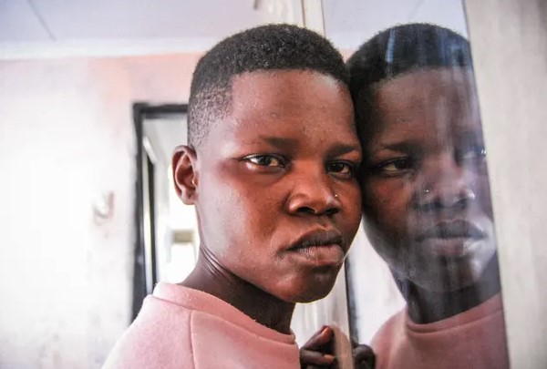 Dimakatso là một bà mẹ trẻ đến từ Soshanguve, Pretoria. Ảnh: Tshepiso Mabula/The Guardian