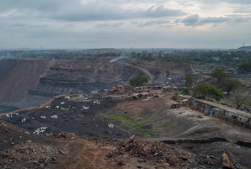 Nhà máy luyện kim Ghansadih ở Jharia , một vùng xa xôi của bang Jharkhand ở đông bắc Ấn Độ, được điều hành bởi Bharat Coking Coal, một công ty con của công ty nhà nước Coal India. Hầu hết than của Ấn Độ đến từ Jharia và nền kinh tế của nước này phụ thuộc rất nhiều vào hàng chục mỏ lộ thiên và hầm lò. Bất chấp những chỉ trích về sự phụ thuộc vào năng lượng than đá, Ấn Độ có kế hoạch tăng gấp đôi sản lượng khai thác lên 1 tỷ tấn mỗi năm vào năm 2025
