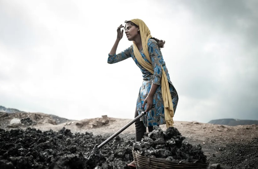 Anjali, 16 tuổi, cùng với mẹ, có thể kiếm được tới 1.200 rupee (13 bảng Anh) mỗi tuần cho biết: “Chúng tôi sợ hãi, nhưng chúng tôi buộc phải chấp nhận rủi ro. Cha cô giúp mang than ra chợ. Anjali lo sợ gia đình sẽ buộc phải di chuyển xa hơn khỏi mỏ than, nơi chỉ cách nhà cô 250 mét. Khoảng một nửa số ngôi nhà trong làng của cô đã bị hư hại hoặc phá hủy do sụt lún đất và hỏa hoạn từ mỏ. “Đám cháy than đang đến gần nhà của chúng tôi hơn, ô nhiễm ngày càng tăng và có một cuộc khủng hoảng nước ở làng của chúng tôi”