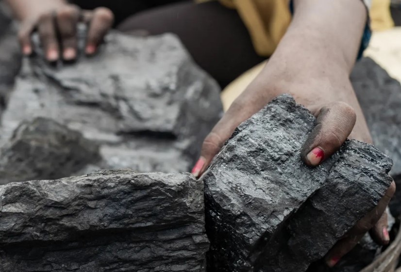 Anjali tại nơi làm việc trong mỏ với đôi bàn tay lấm lem đầy bùn đất. Các cô gái trẻ làm việc trái phép tại các mỏ ở đông bắc Ấn Độ, mạo hiểm với bệnh tật và cái chết, trong khi cố gắng cải thiện cuộc sống.