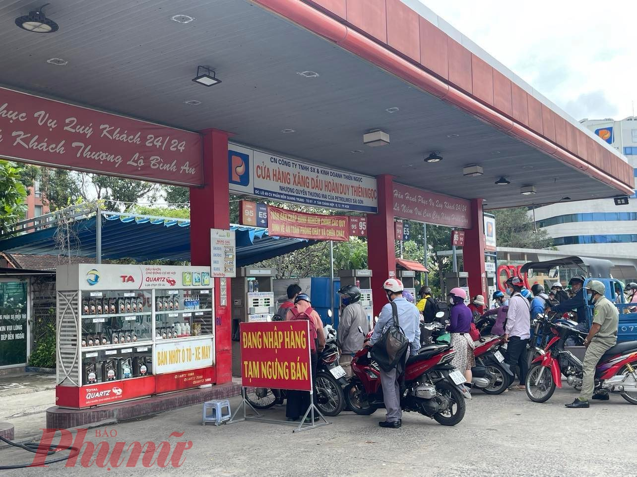 Người dân vẫn còn gặp khó khăn khi cần đổ xăng, bên cạnh nhiều cửa hàng xăng đóng cửa thì một số cây xăng giới hạn số lượng xăng bán ra 30.000 đồng/lượt - Ảnh: Nguyễn Cẩm 