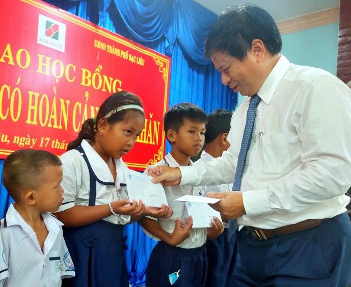Phó Chủ tịch Hội nhà báo Việt Nam Trần Trọng Dũng trao học bổng cho học sinh tại tỉnh Bạc Liêu - Ảnh: Nhật Hồ