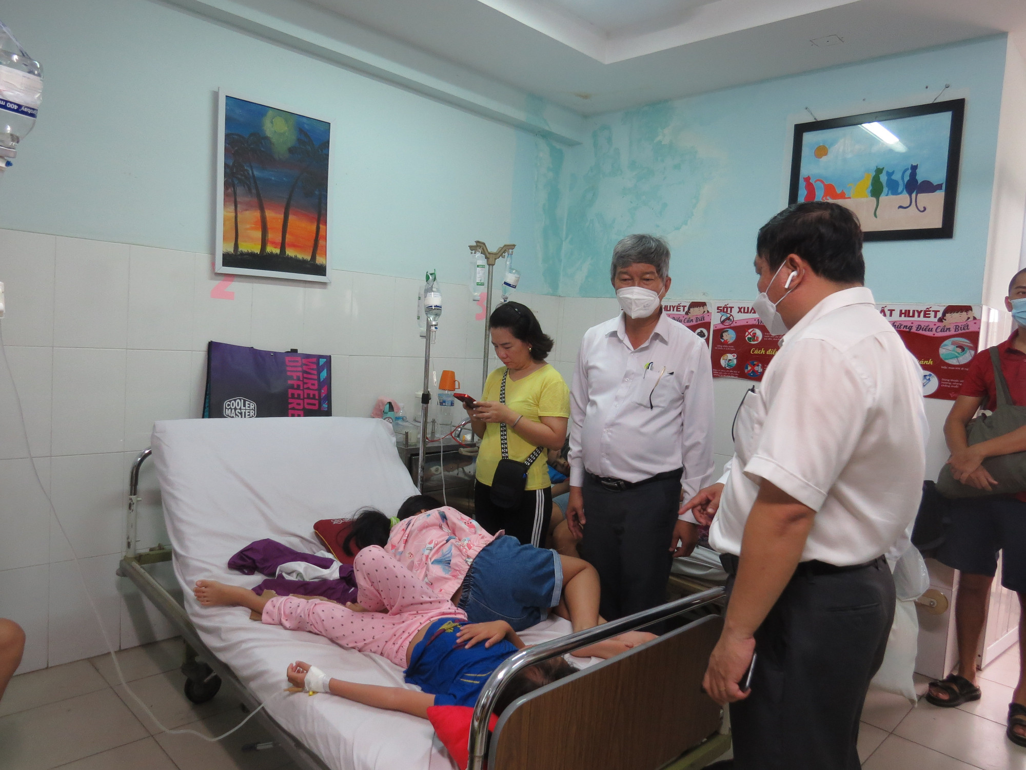 Lãnh đạo Sở Giáo dục và Đào tạo tỉnh Khánh Hòa thăm hỏi và nắm tình hình của các em học sinh đang nhập viện điều trị