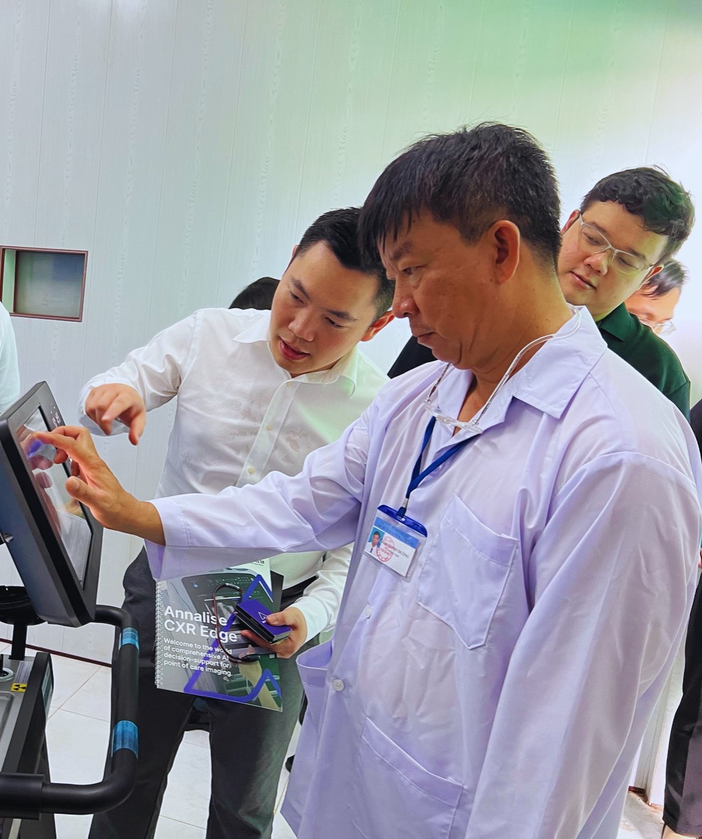 Ông Trần Đặng Minh Trí hướng dẫn bác sĩ địa phương sử dụng máy chụp X-Quang tích hợp AI