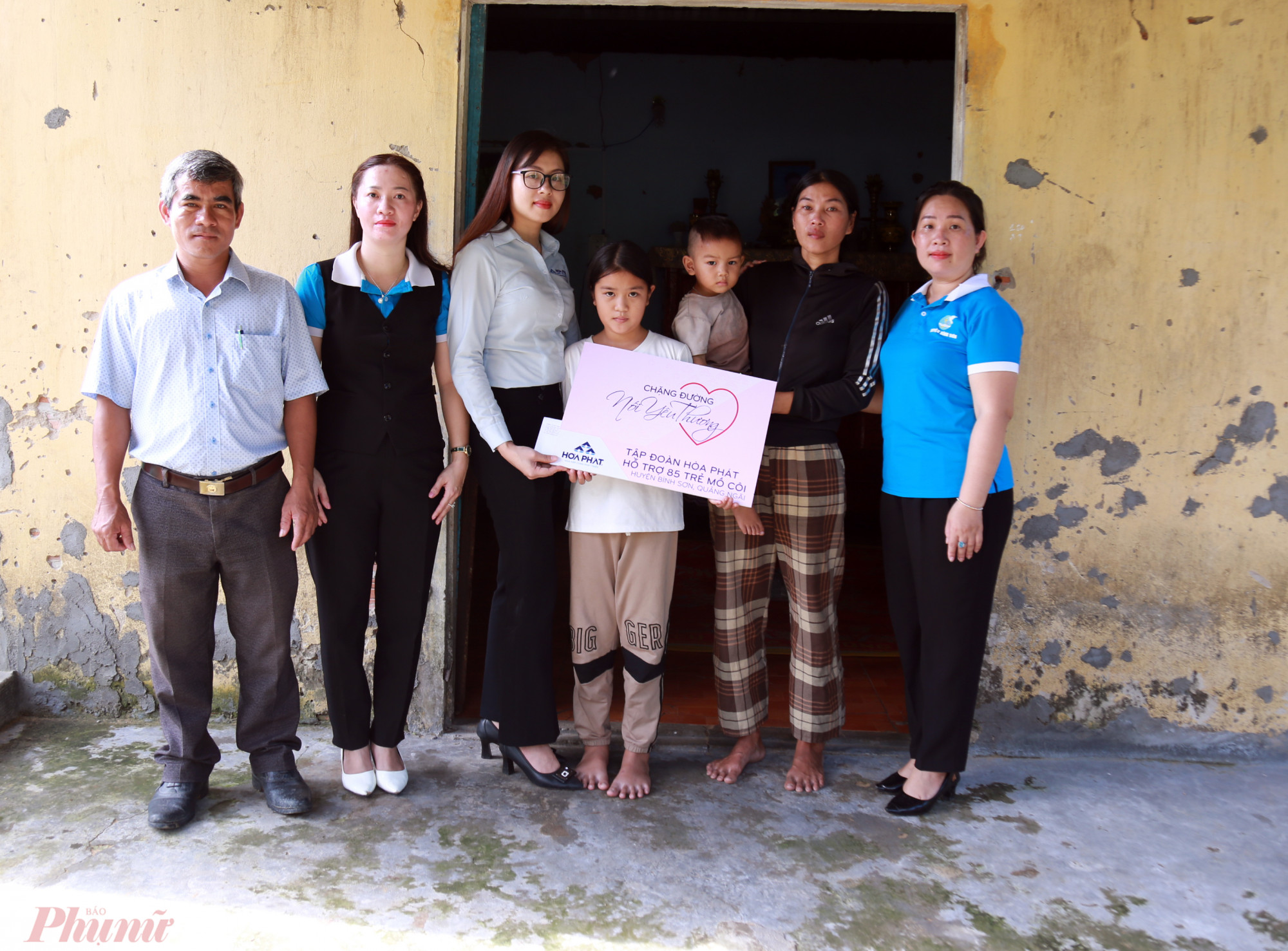 Đại diện Hội LHPN huyện Bình Sơn và Tập đoàn Hòa Phát trao quà hỗ trợ cho các em có hoàn cảnh khó khăn