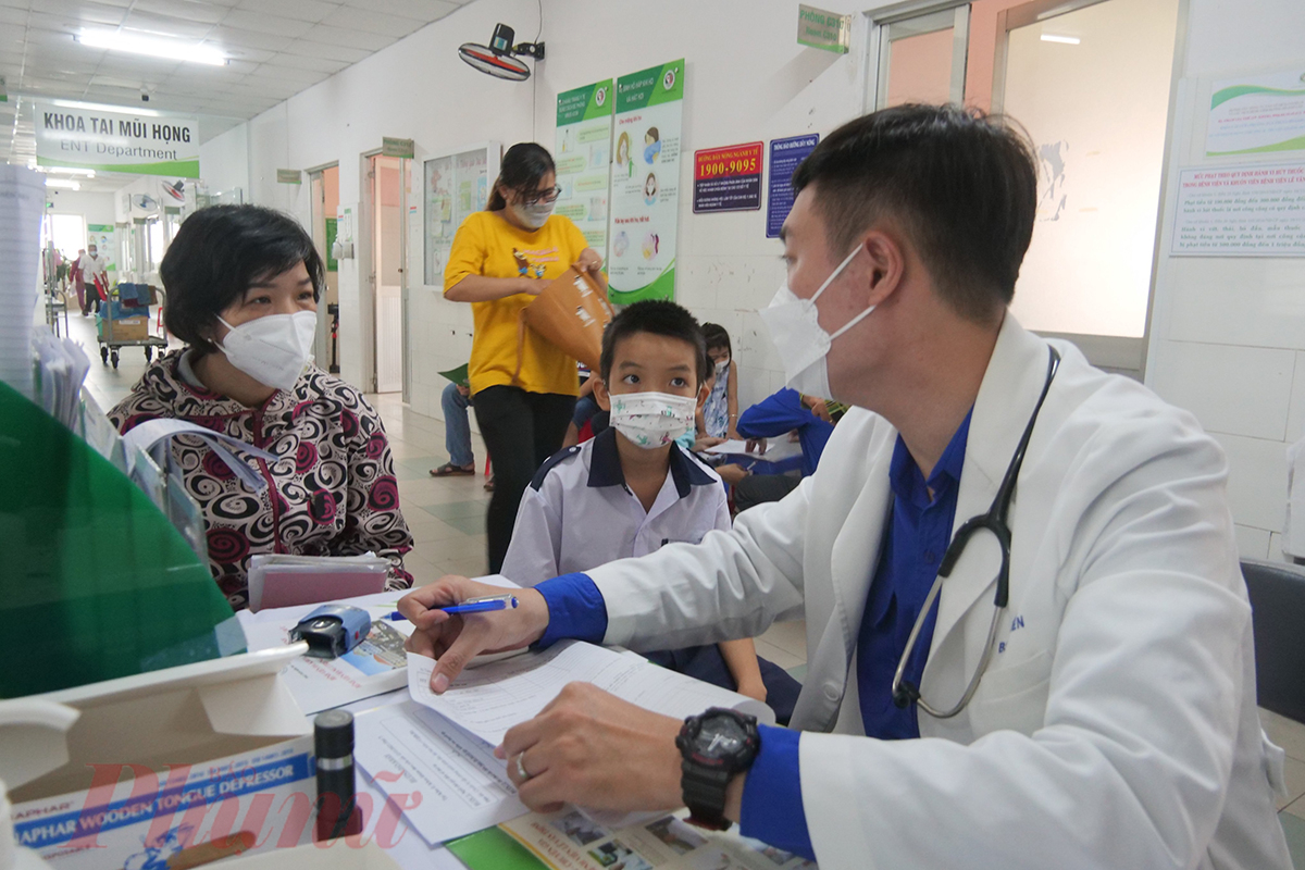 Trong hôm nay, Bệnh viện Lê Văn Thịnh cũng đã tổ chức khám, chữa bệnh miễn phí cho các em học sinh đến tham dự chương trình