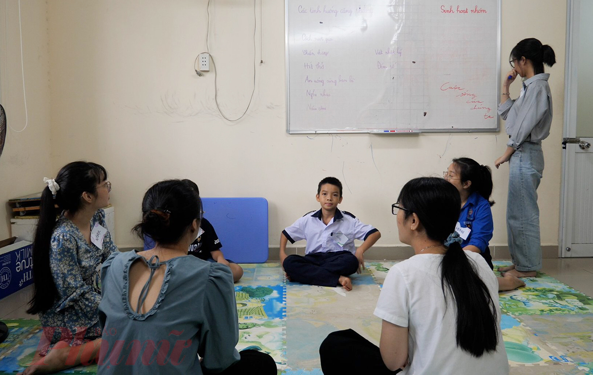 Nhằm tiếp thêm sức mạnh cho những trẻ em mồ côi sau đại dịch, câu lạc bộ HOPE (hy vọng) của Bệnh viện Lê Văn Thịnh cũng đã tổ chức khám sức khỏe, tư vấn tâm lý, tạo sân chơi,… cho các em