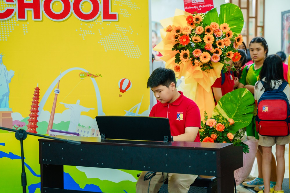 Một phần trình diễn trong minishow Bụi phấn - Ảnh: Royal School