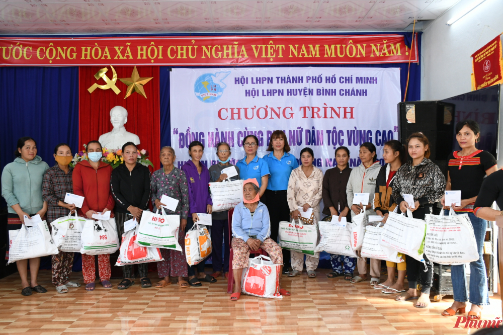 Chương trình Đồng hành cùng phụ nữ dân tộc vùng cao đã trao tặng áo ấm 