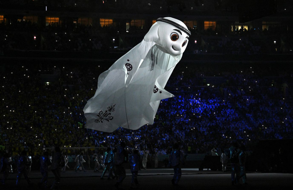 La'eeb, linh vật chính thức của World Cup lần này, bay trong lễ khai mạc. La'eeb là một từ tiếng Ả Rập có nghĩa là người chơi siêu giỏi
