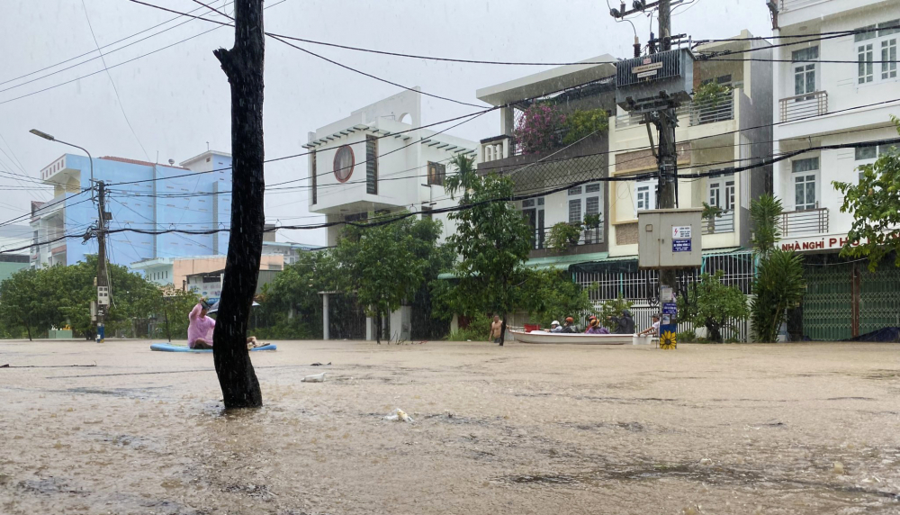 Mưa lớn khiến nhiều nơi ở Quy Nhơn bị ngập