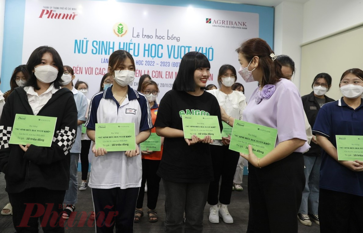 Bà Lý Việt Trung - Tổng Biên tập Báo Phụ Nữ TPHCM trao học bổng cho các em nữ sinh