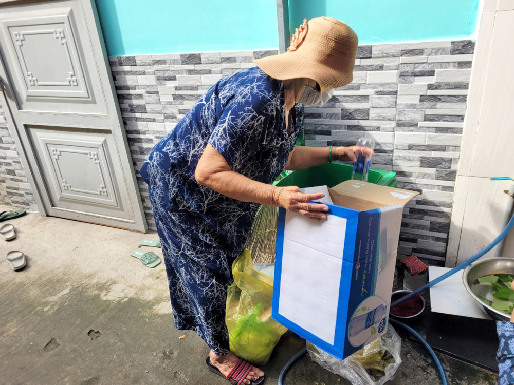 Người già nhọc nhằn mưu sinh trên phố là hình ảnh dễ bắt gặp ở TPHCM (Trong ảnh: Ở tuổi 75, bà Trương Thị Ba (xã Phước Kiển, huyện Nhà Bè) vẫn vất vả đi lượm ve chai để kiếm tiền khám bệnh, mua thuốc) - ẢNH: thu lê