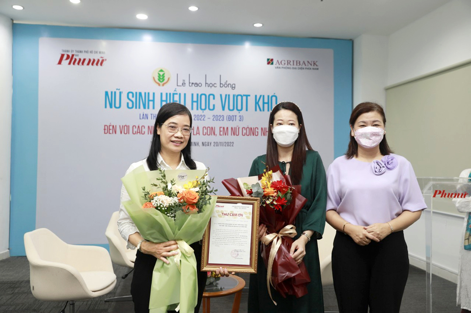 Bà Lý Việt Trung (bìa phải) - Tổng biên tập Báo Phụ nữ TPHCM - tặng hoa cảm ơn Ngân hàng Agribank - Văn phòng đại diện khu vực miền Nam - đồng hành cùng báo thực hiện chương trình trao tặng học bổng Nữ sinh hiếu học vượt khó - Ảnh: Phùng Huy