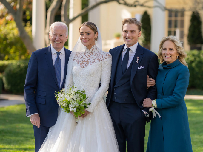 Naomi Biden, cháu nội tổng tống Mỹ - Joe Biden vừa tổ chức hôn lễ vào ngày 19/11, tại Nhà trắng. Trong lễ cưới, Noami diện đầm cưới của nhà mốt Ralph Lauren. 