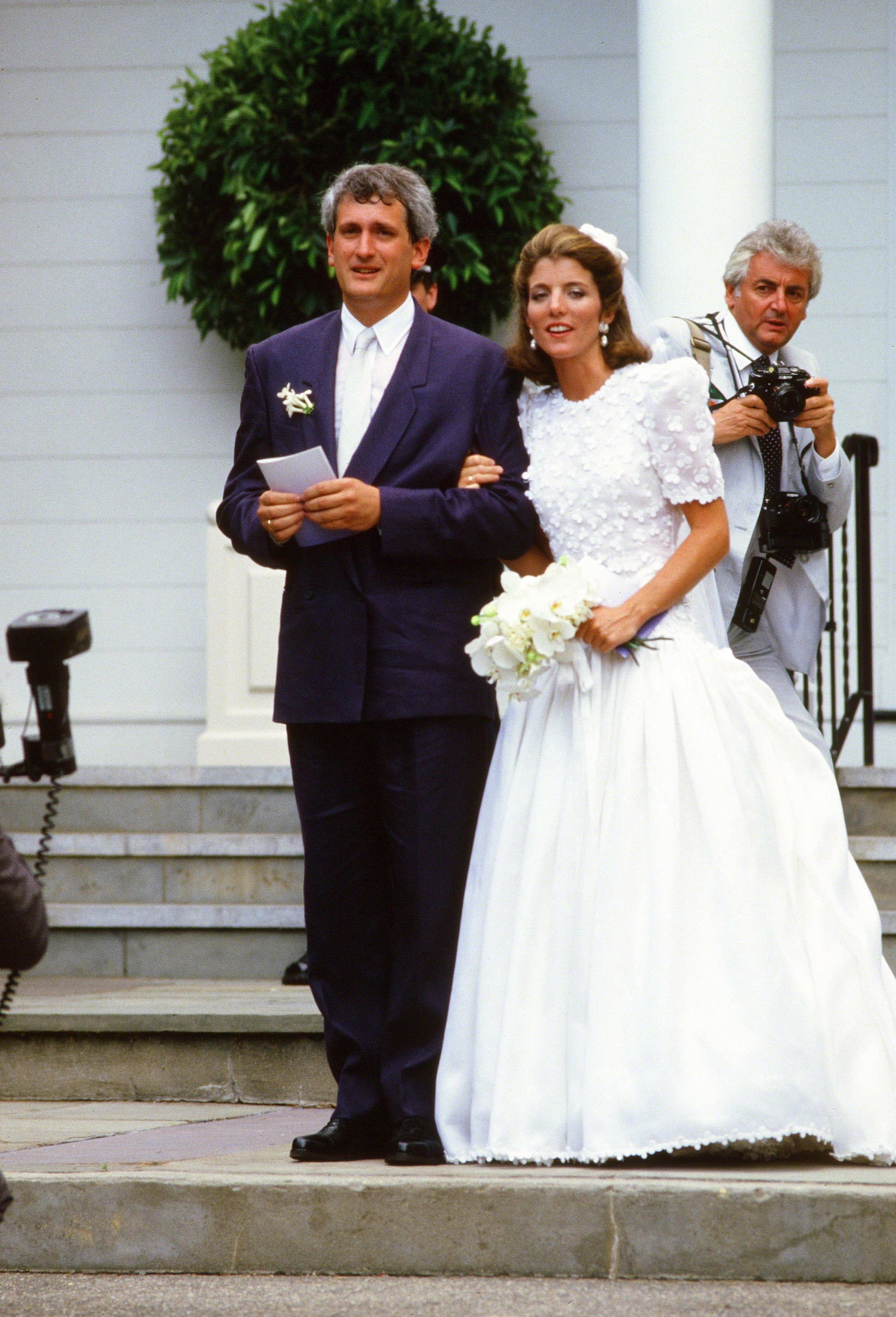 Caroline Kennedy, con gái cựu tổng thống Mỹ John F. Kennedy, diện váy cưới của Carolina Herrera tại hôn lễ vào năm 1986. 