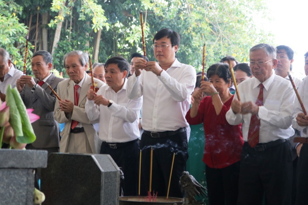 Các đại biểu dâng hương tại lễ giỗ cụ Phó bảng