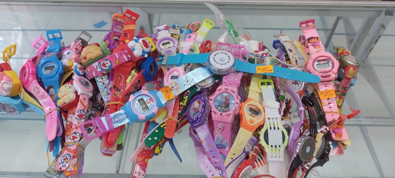 Trong số hàng hóa vi phạm, có nhiều sản phẩm đồng hồ trẻ em. Ảnh: QLTT
