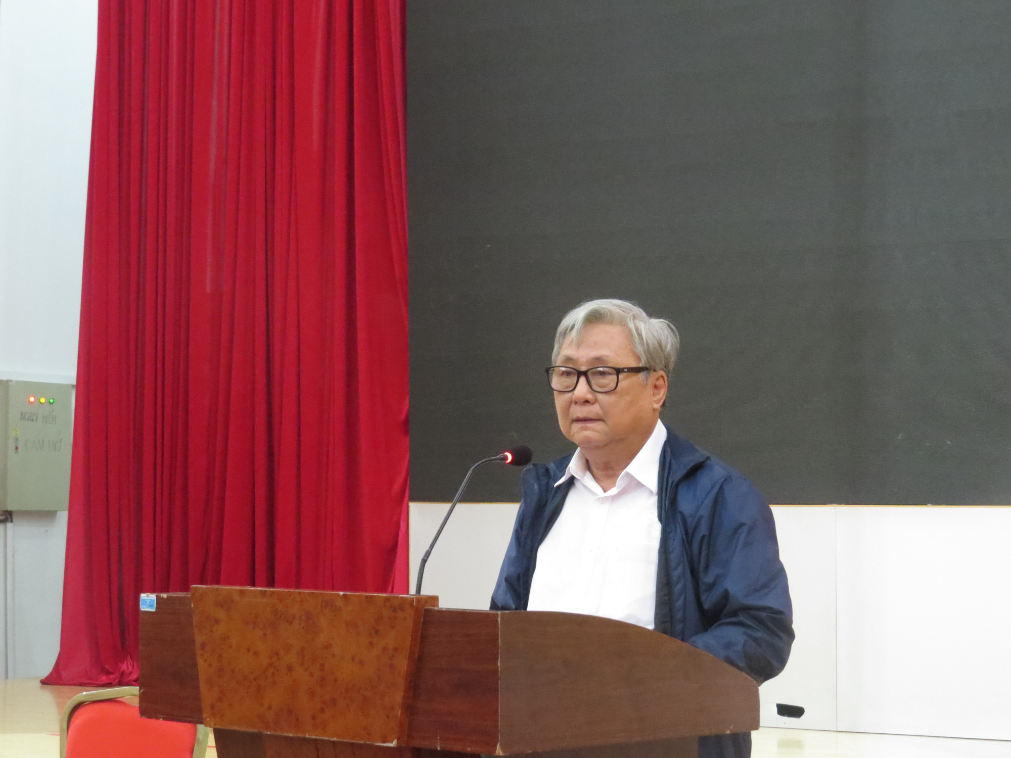 Ông Phạm Hữu Bình, Hiệu trường nhà trường thông tin tại buổi làm việc, đối thoại với phụ huynh