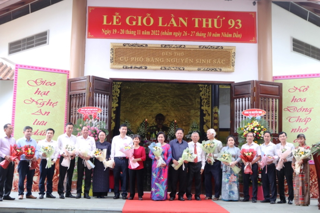 Lãnh đạo tỉnh Đồng Tháp tặng hoa tri ân các đơn vị, doanh nghiệp... đóng góp, ủng hộ Quỹ khuyến học Nguyễn Sinh Sắc