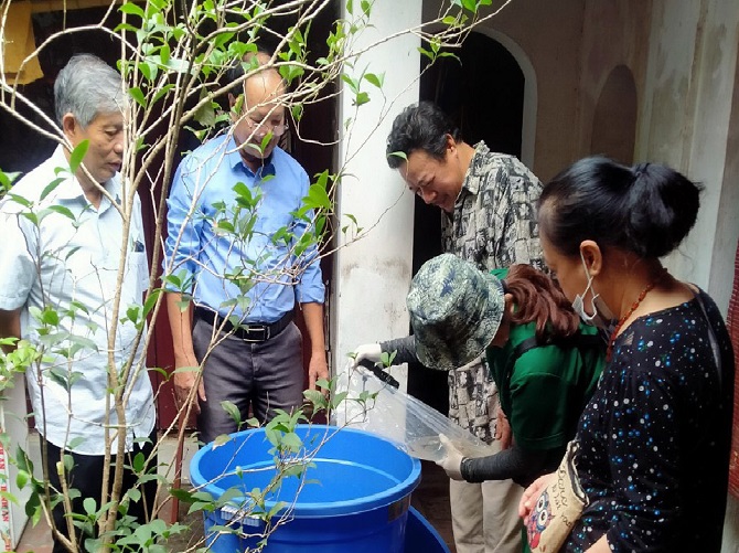 Vệ sinh môi trường, diệt muỗi và loăng quăng tại phường Bưởi (quận Tây Hồ, Hà Nội)