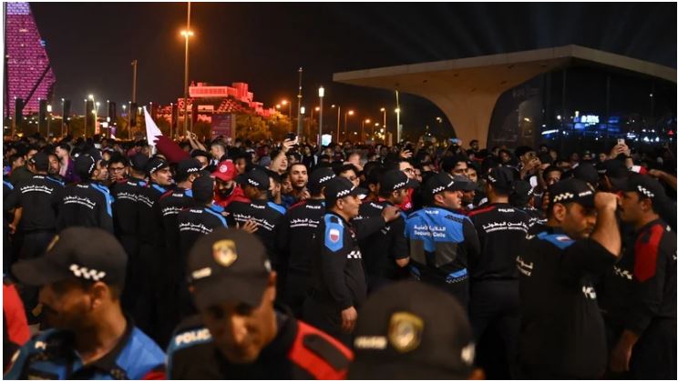 Khung cảnh hỗn loạn đã nổ ra bên trong và bên ngoài khu vực công viên Al Bidda ở Doha, một giờ trước khi bắt đầu trận khai mạc World Cup giữa chủ nhà Qatar và Ecuador diễn ra. Sự việc bắt nguồn từ việc ban tổ chức cho phép quá nhiều người hâm mộ tràn vào khu vực này.