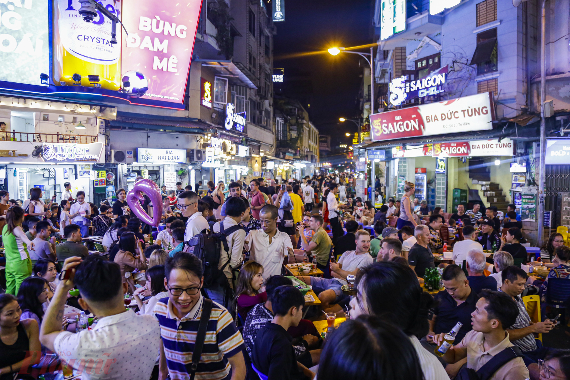 Phố Tạ Hiện (Hoàn Kiếm, Hà Nội) với tuyến phố đi bộ nối dài từ Tạ Hiện - Lương Ngọc Quyến - Hàng Bạc thông sang Hàng Ngang - Hàng Đào. Đây chính là khu phố đêm náo nhiệt nhất ở Hà Nội.