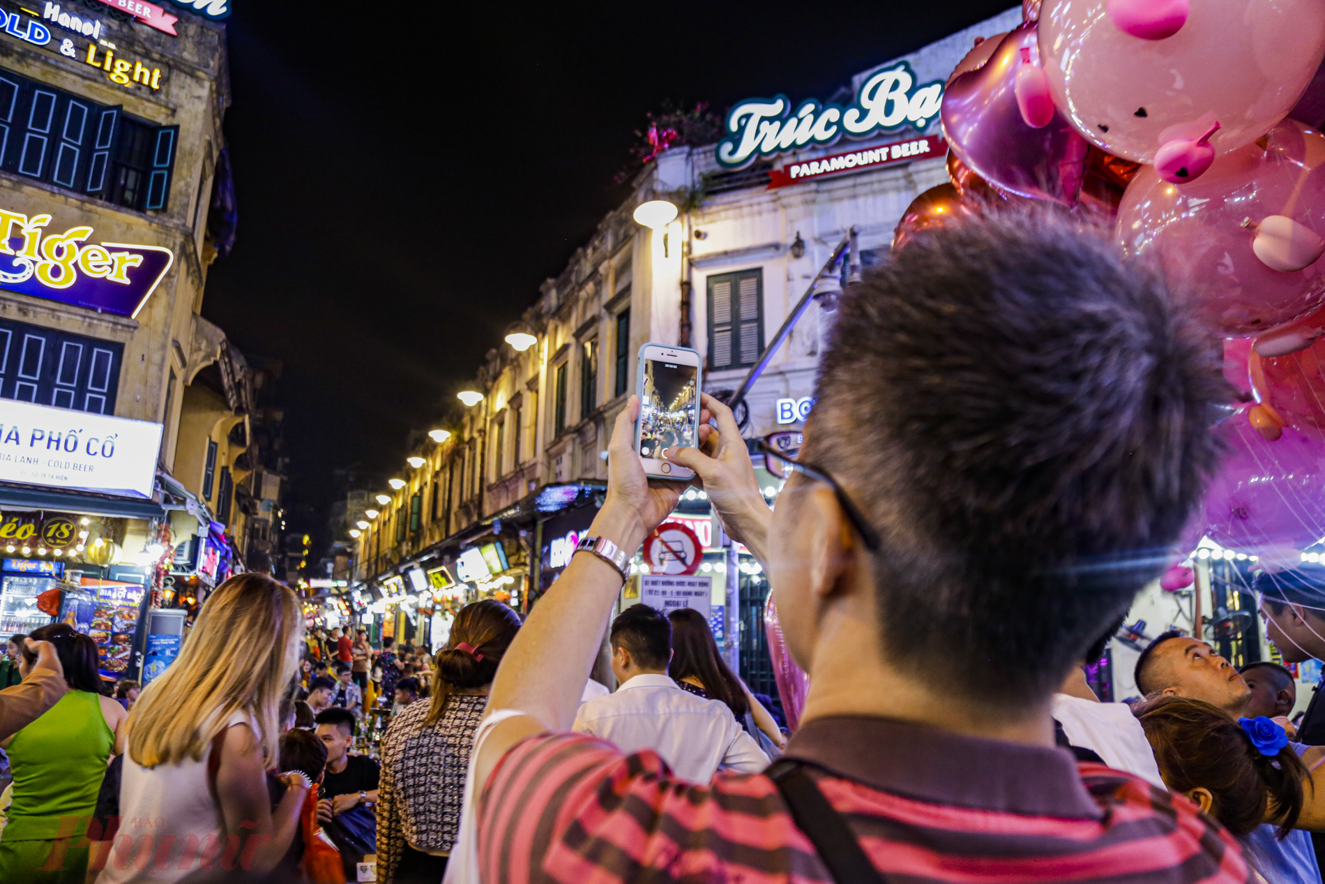 Du khách nước ngoài ghi lại những hình ảnh náo nhiệt trên 'phố Tây' Tạ Hiện trong buổi khai mạc Worrld Cup.