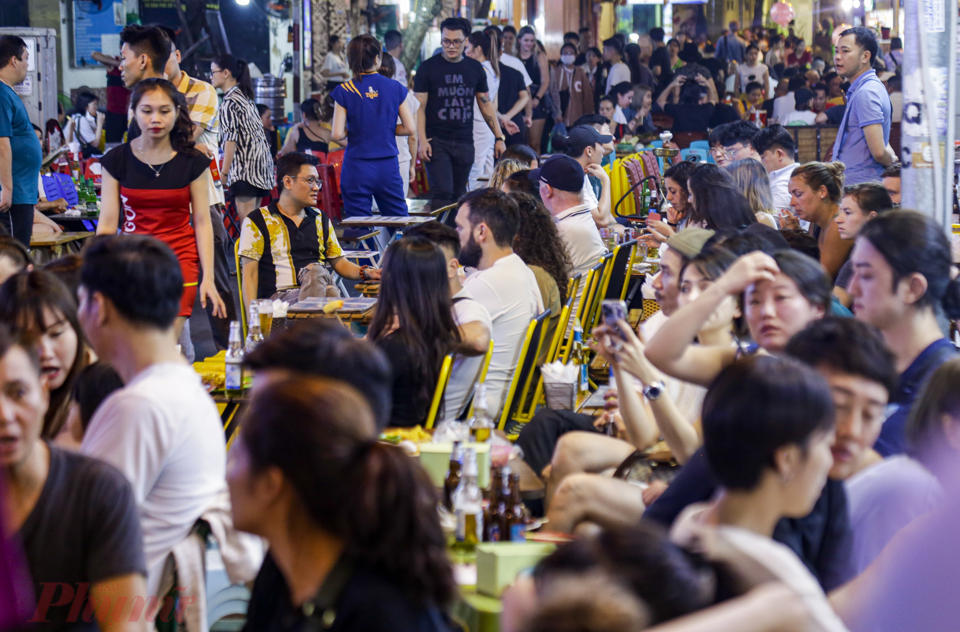Theo ghi nhận, lúc 20 giờ, hầu như toàn bộ các quán bia, cà phê, … trên phố Tạ Hiện đều đã chật kín khách ngồi.