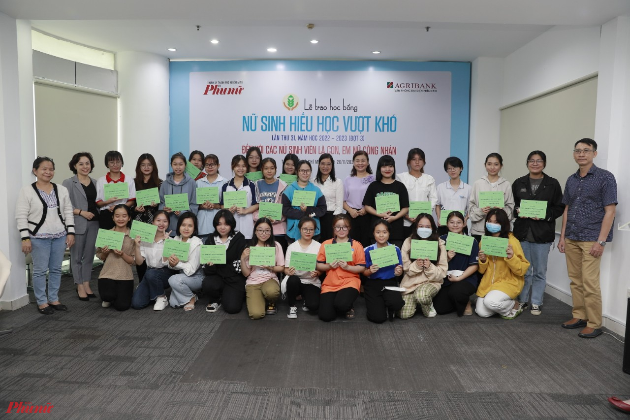 Báo Phụ nữ TPHCM và các đơn vị trao tặng học bổng đến các nữ sinh 