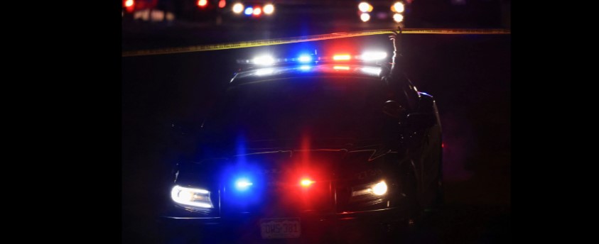  Một sĩ quan cảnh sát dỡ băng rào chắn khi đang ở trong xe của họ khi họ ứng phó với vụ xả súng hàng loạt tại hộp đêm Club Q ở Colorado Springs, Colorado, Hoa Kỳ, ngày 20 tháng 11 năm