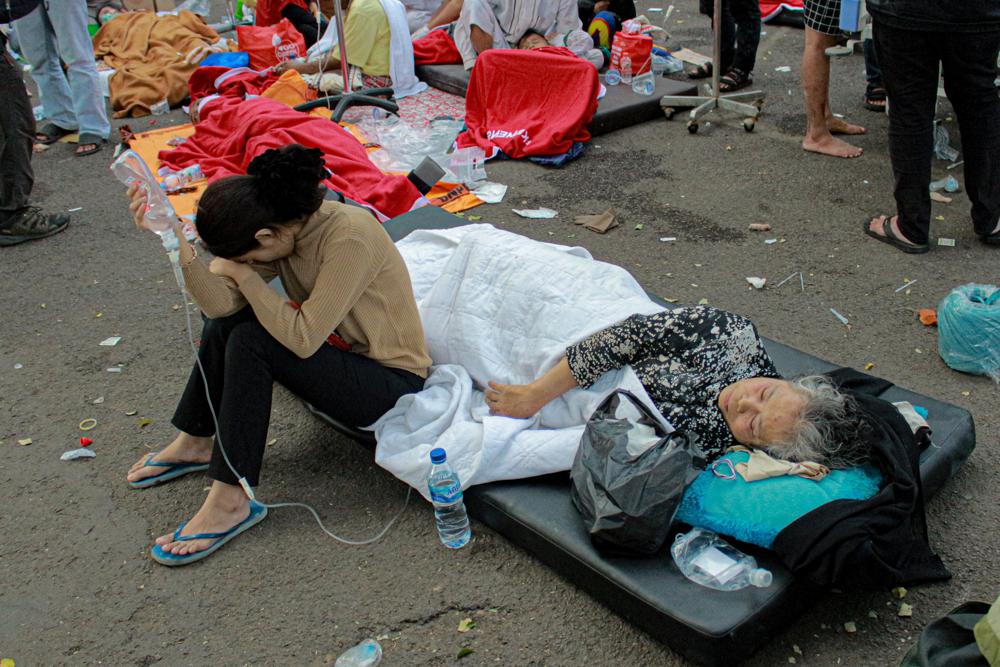 Dẫu vậy, còn hàng trăm người tập trung bên ngoài các tòa nhà bệnh viện khu vực Cianjur, chờ điều trị.