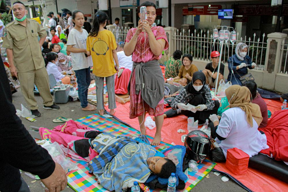 Dewi Risma đang bán hàng cho khách thì trận động đất xảy ra, cô ấy nhanh chóng chạy ra ngoài. Nhớ lại khoảnh khắc kinh hoàng, cô nói: Các phương tiện trên đường dừng lại vì trận động đất rất mạnh. Tôi cảm thấy nó rung chuyển 3 lần, nhưng lần đầu tiên là lần mạnh nhất trong khoảng 10 giây. Mái của cửa hàng bên cạnh cửa hàng tôi làm việc đã bị sập.