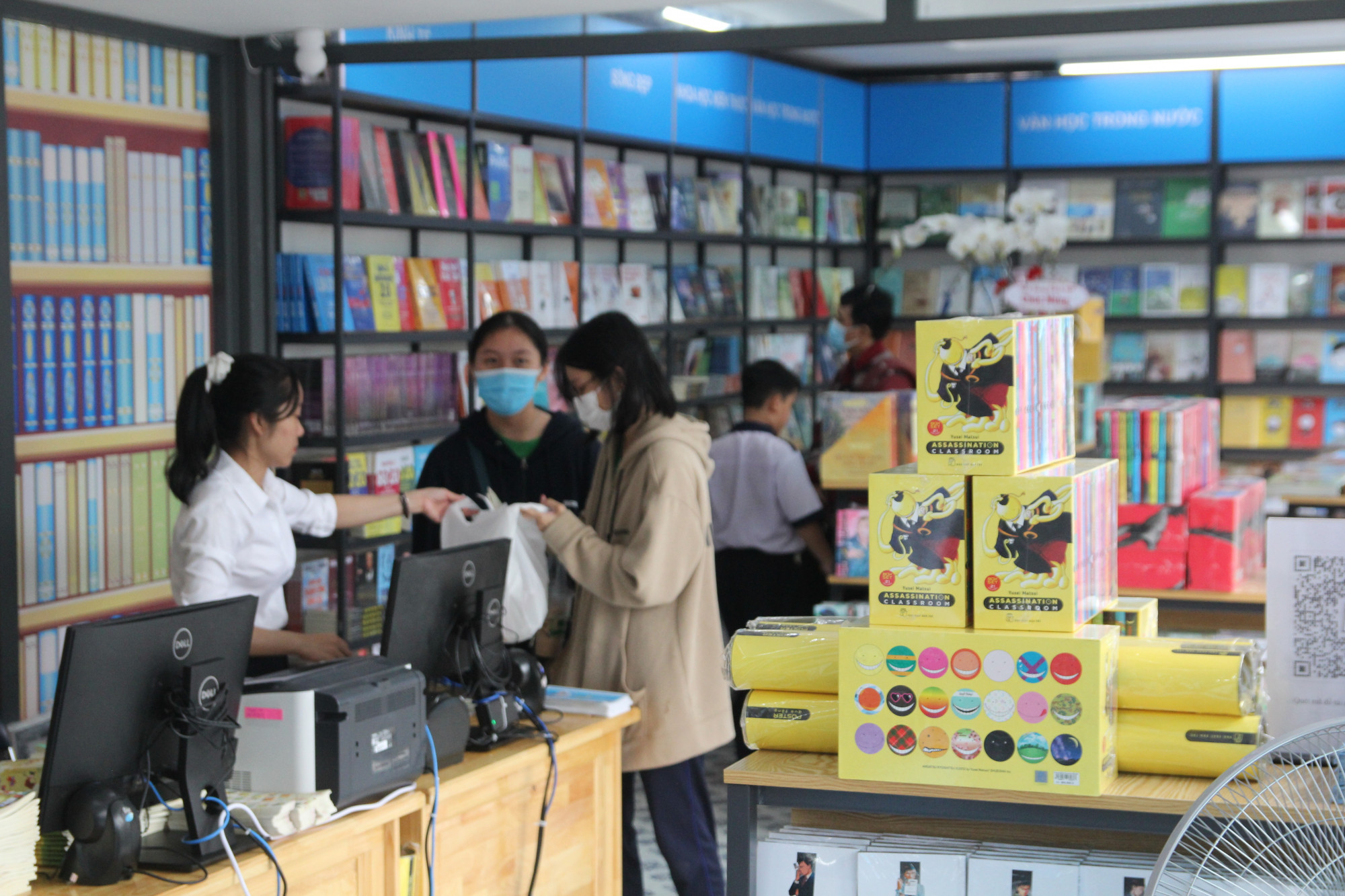 Đường sách TP Cao Alxnh thu hút đông đảo khách ham quan và mua sách
