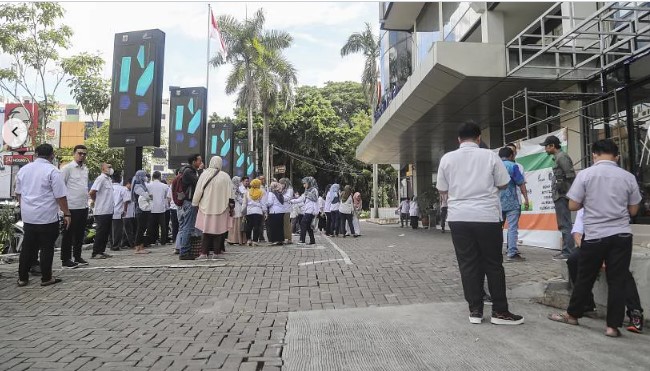 Mọi người chờ đợi ngoài trời giữa lo ngại về dư chấn tại một khu kinh doanh ở Jakarta, sau trận động đất ở Tây Java, vào ngày 21 tháng 11 năm 2022. ẢNH: EPA-EFE