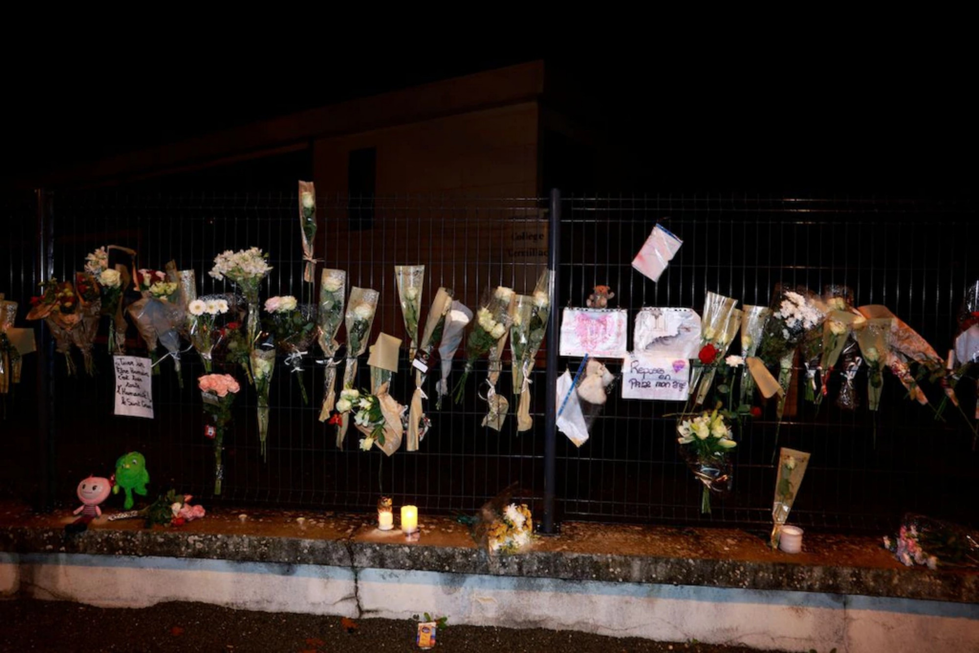 Nhiều người dân đặt hoa bên ngoài trường học của cô bé 14 tuổi vừa bị sát hại để tưởng nhớ em.