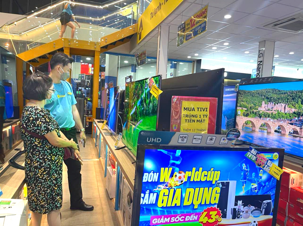 Nhiều cửa hàng điện máy ở TPHCM mở đợt khuyến mãi, giảm giá ti vi trong mùa World Cup - Ảnh: Nguyễn Cẩm