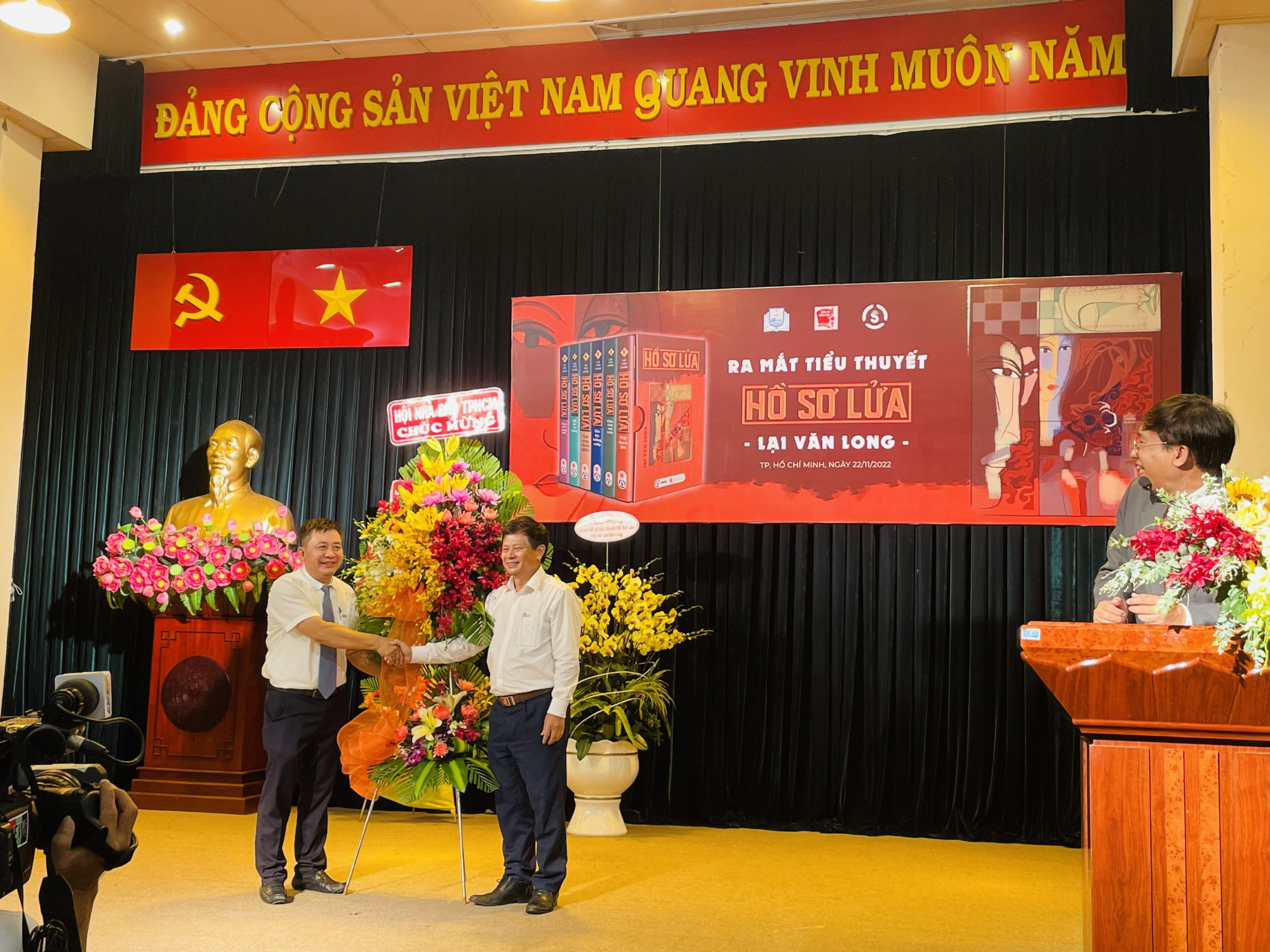 Nhà văn, nhà báo Lại Văn Long nhận hoa chúc mừng từ đại diện Hội Nhà văn TPHCM
