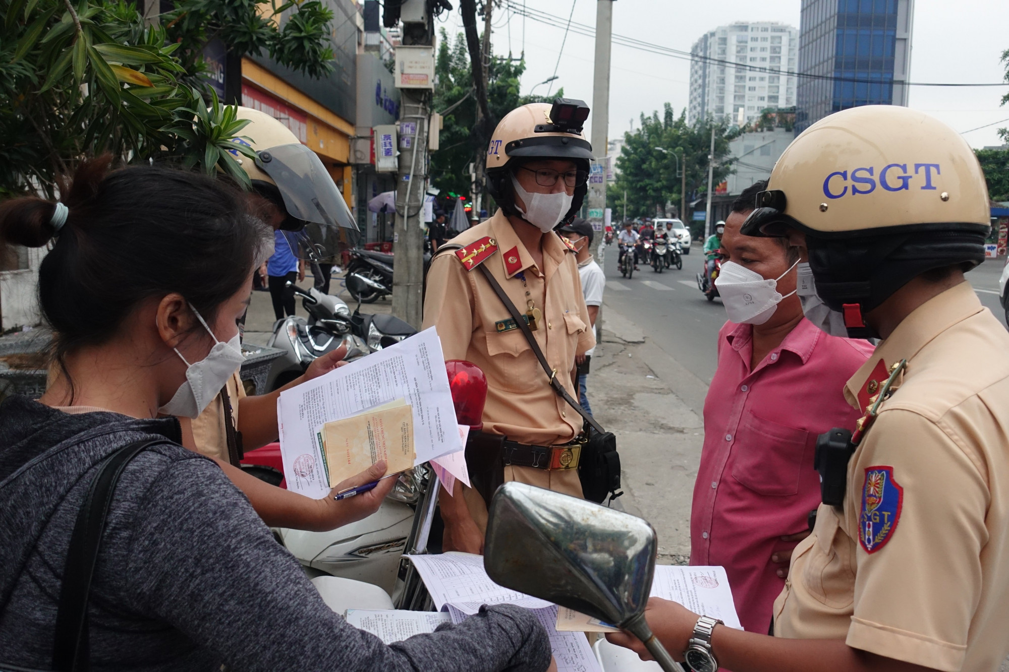 Tài xế Toàn Thắng làm việc với CSGT