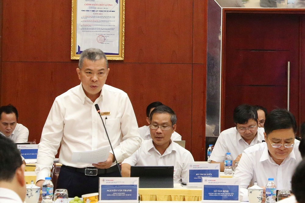 Tổng giám đốc EVNHCMC Nguyễn Văn Thanh báo cáo kết quả hoạt động của EVNHCMC với lãnh đạo Tập đoàn Điện lực Việt Nam - Ảnh: EVNHCMC