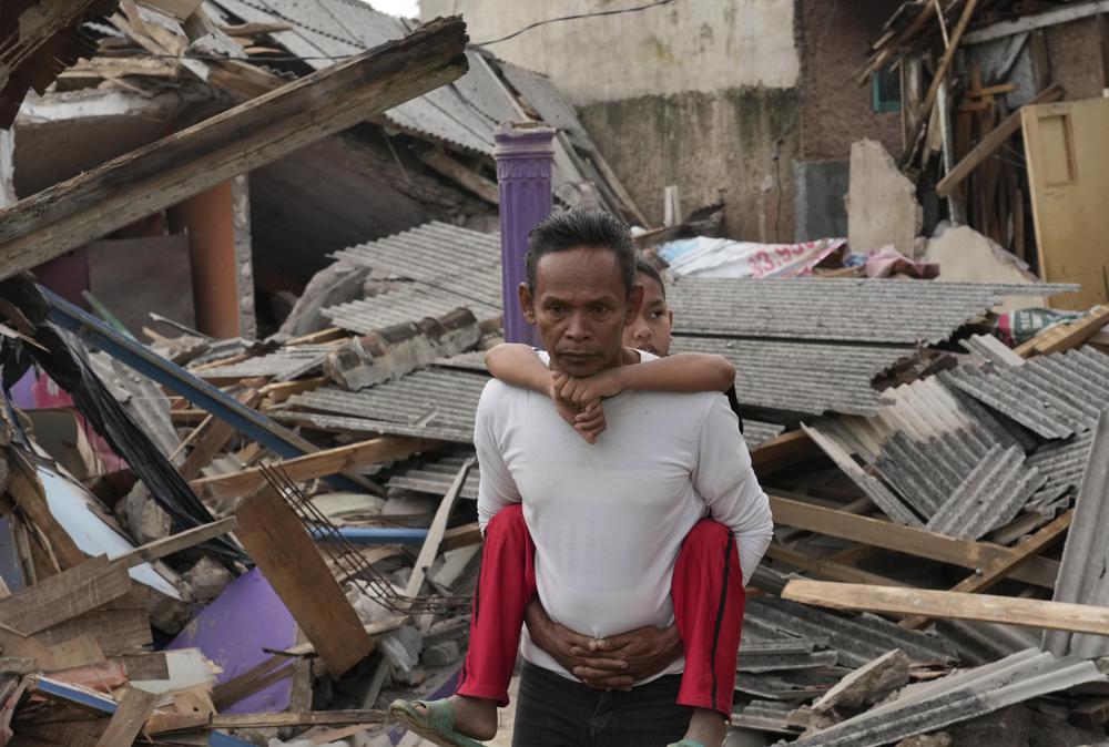 Tổng thống Joko Widodo đã bay tới Cianjur hôm thứ Ba để động viên lực lượng cứu hộ. “Chỉ thị của tôi là ưu tiên sơ tán những nạn nhân vẫn còn mắc kẹt dưới đống đổ nát,” ông Widodo nói. Ông gửi lời chia buồn tới các nạn nhân và cam kết hỗ trợ khẩn cấp của chính phủ. Ông nói, việc tái thiết nên bao gồm nhà ở chống động đất.