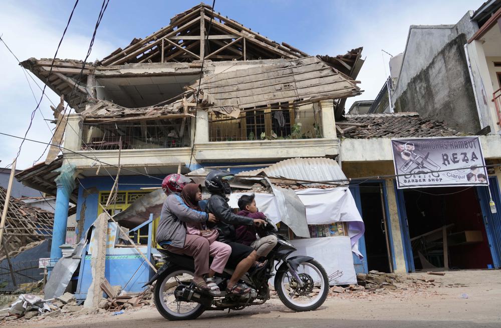 Tâm chấn của trận động đất mạnh 5,6 độ richter xảy ra trên đất liền gần thị trấn Cianjur ở một khu vực miền núi của tỉnh đông dân nhất Indonesia. Trận động đất vào chiều thứ Hai đã khiến người dân hoảng sợ chạy ra đường khi các tòa nhà sụp đổ.