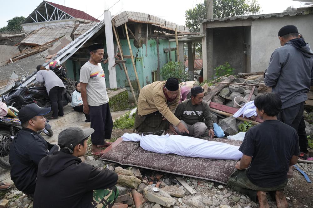 Ít nhất 252 người đã thiệt mạng trong trận động đất hôm thứ Hai, nhiều người trong số họ là trẻ em, với hơn 300 người bị thương và 7.060 người phải sơ tán, chính quyền quận cho biết trong một bài đăng trên mạng xã hội. Cơ quan thiên tai quốc gia (BNPB) cho biết số người chết là 103 người, với 31 người mất tích. Thống đốc Tây Java Ridwan Kamil cho biết các nhà chức trách đang điều hành với giả định rằng số người bị thương và tử vong sẽ tăng lên theo thời gian.