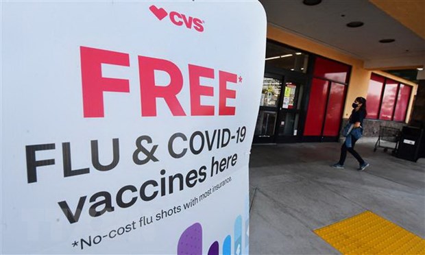 Một điểm tiên vaccine ngừa bệnh cúm và COVID-19 tại Monterey Park, California, Mỹ