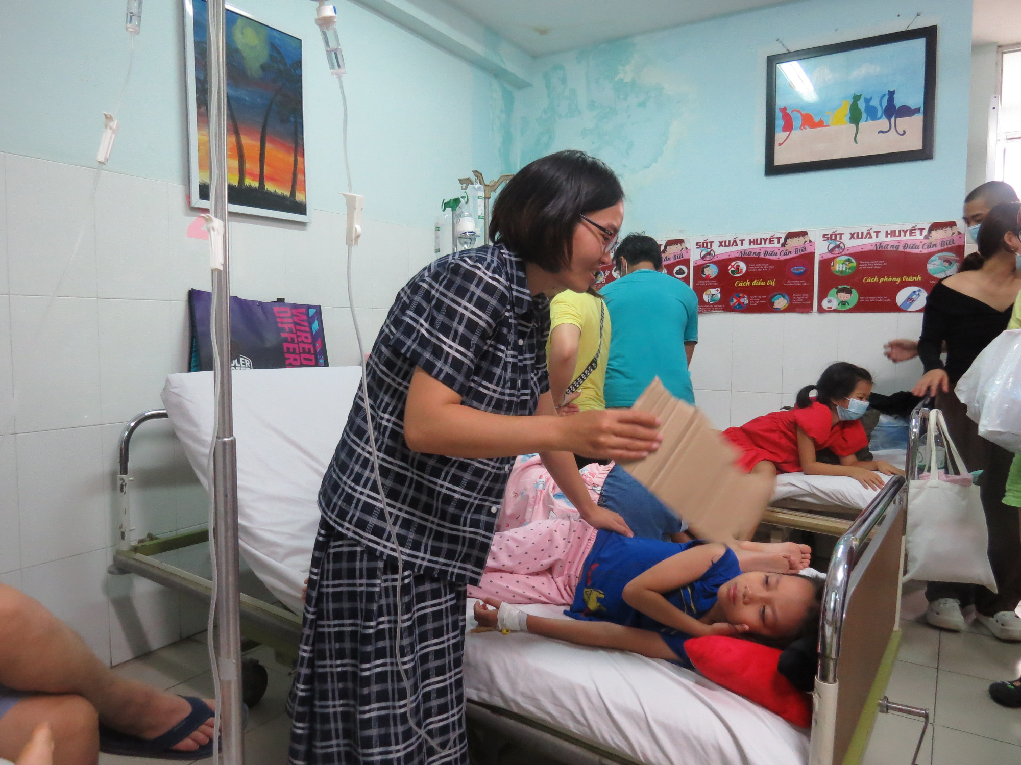 Gia đình chăm sóc cho các học sinh bị ngộ độc thực phẩm tại bệnh viện