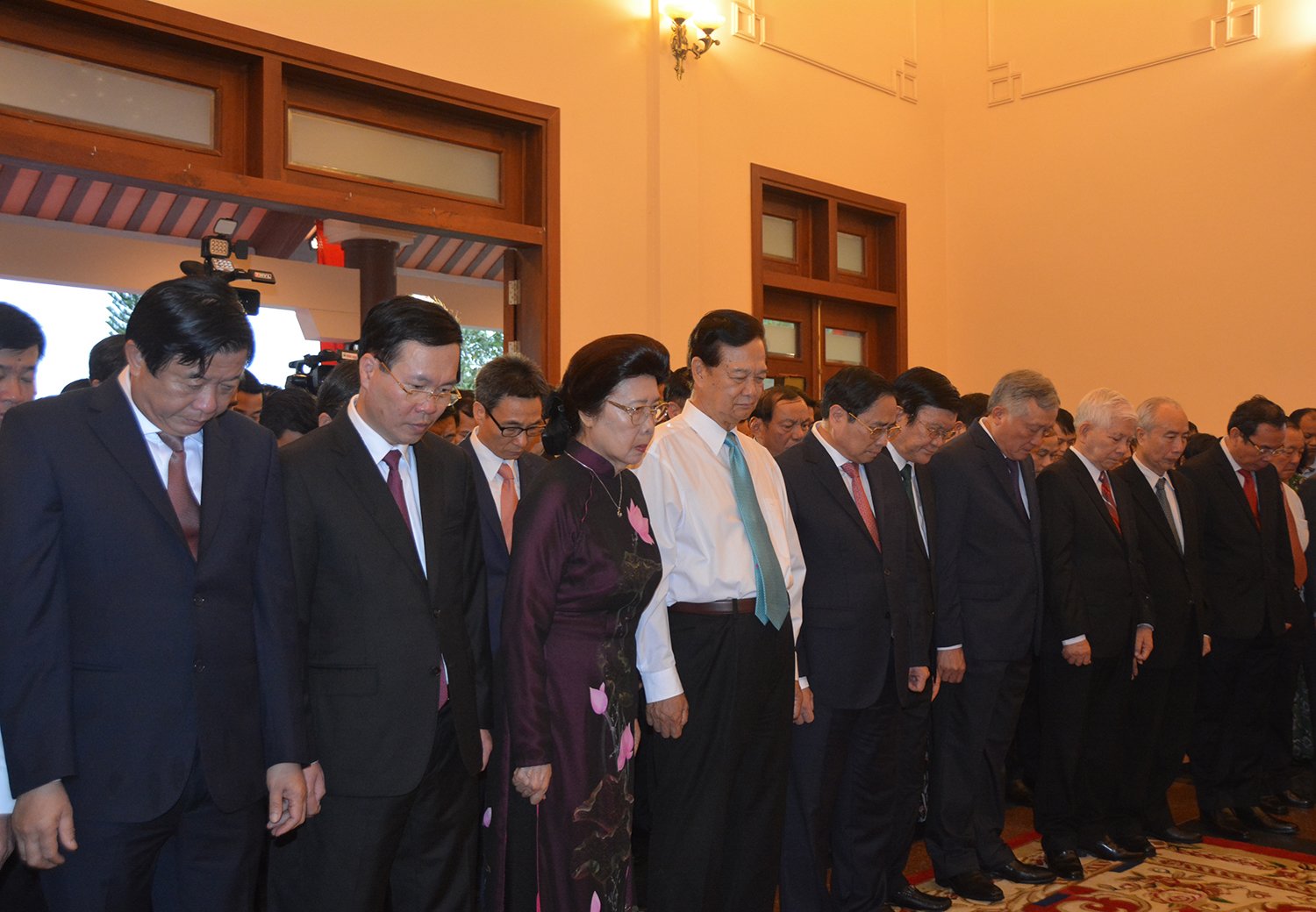 Thủ tướng Phạm Minh Chính cùng các đại biểu mặc niệm, dâng hoa, dâng hương cố Thủ tướng Võ Văn Kiệt