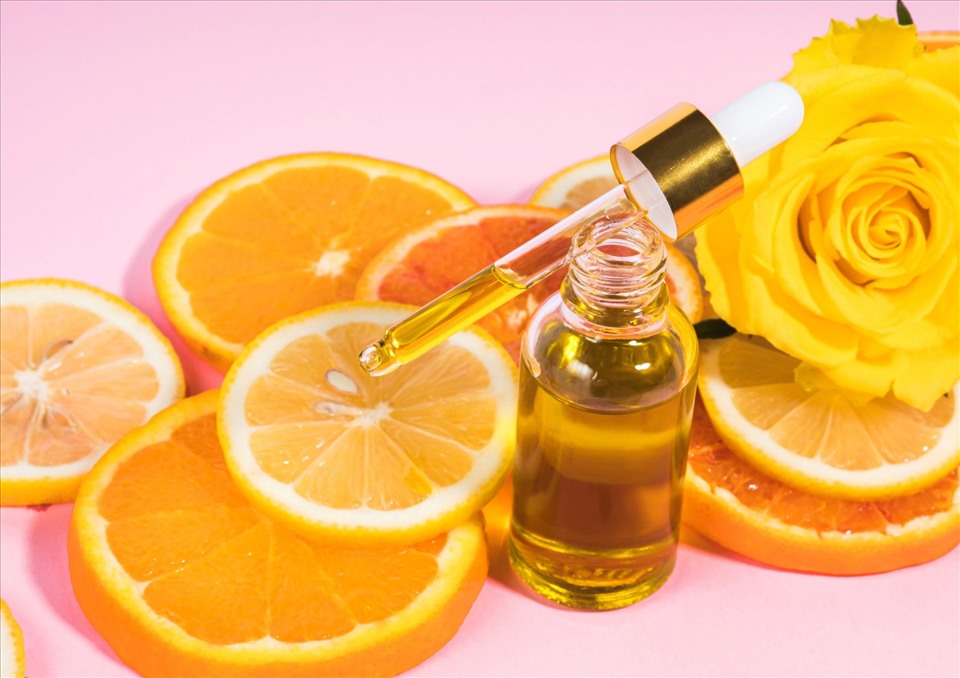 Vitamin C: Thường được tìm thấy trong các sản phẩm dưỡng da như lotion,serum và kem dưỡng ẩm... Có công dụng ngăn sự hình thành và làm mờ hắc tố melanin, chữa lành sẹo lõm hoặc tái tạo da sau quá trình bị mụn, hỗ trợ collagen, tạo độ đàn hồi và săn chắc cho da. Điều trị da bị tổn thương do tác hại của ánh nắng mặt trời.  