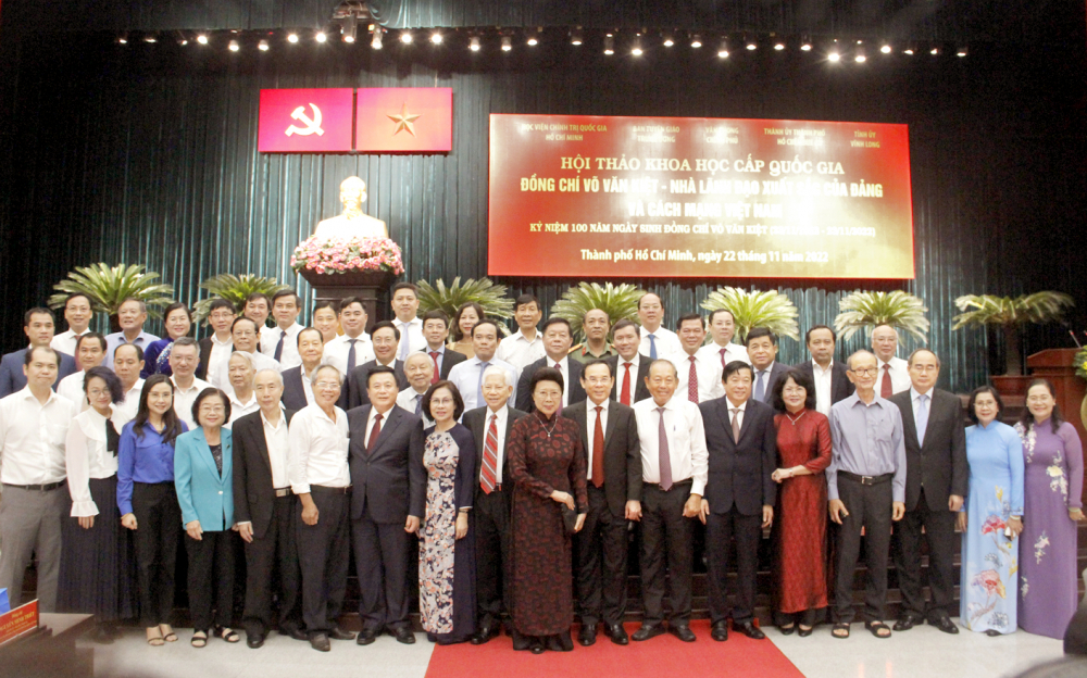 Các đại biểu tham dự hội thảo chụp ảnh lưu niệm cùng gia đình Thủ tướng Võ Văn Kiệt - ảnh: S.V.